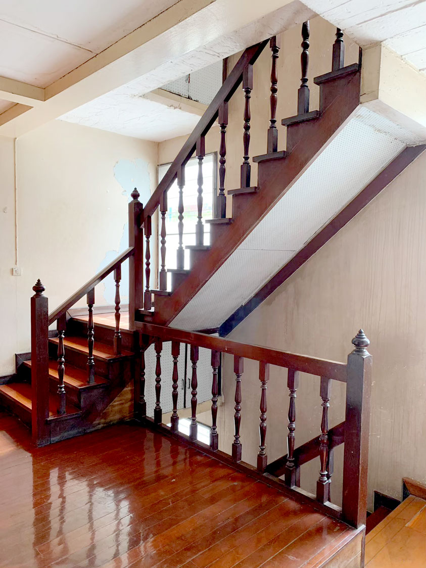 หอพักหญิงสุขสันต์, หอพักใกล้สวนสุนันทา, ทางเดินบันได